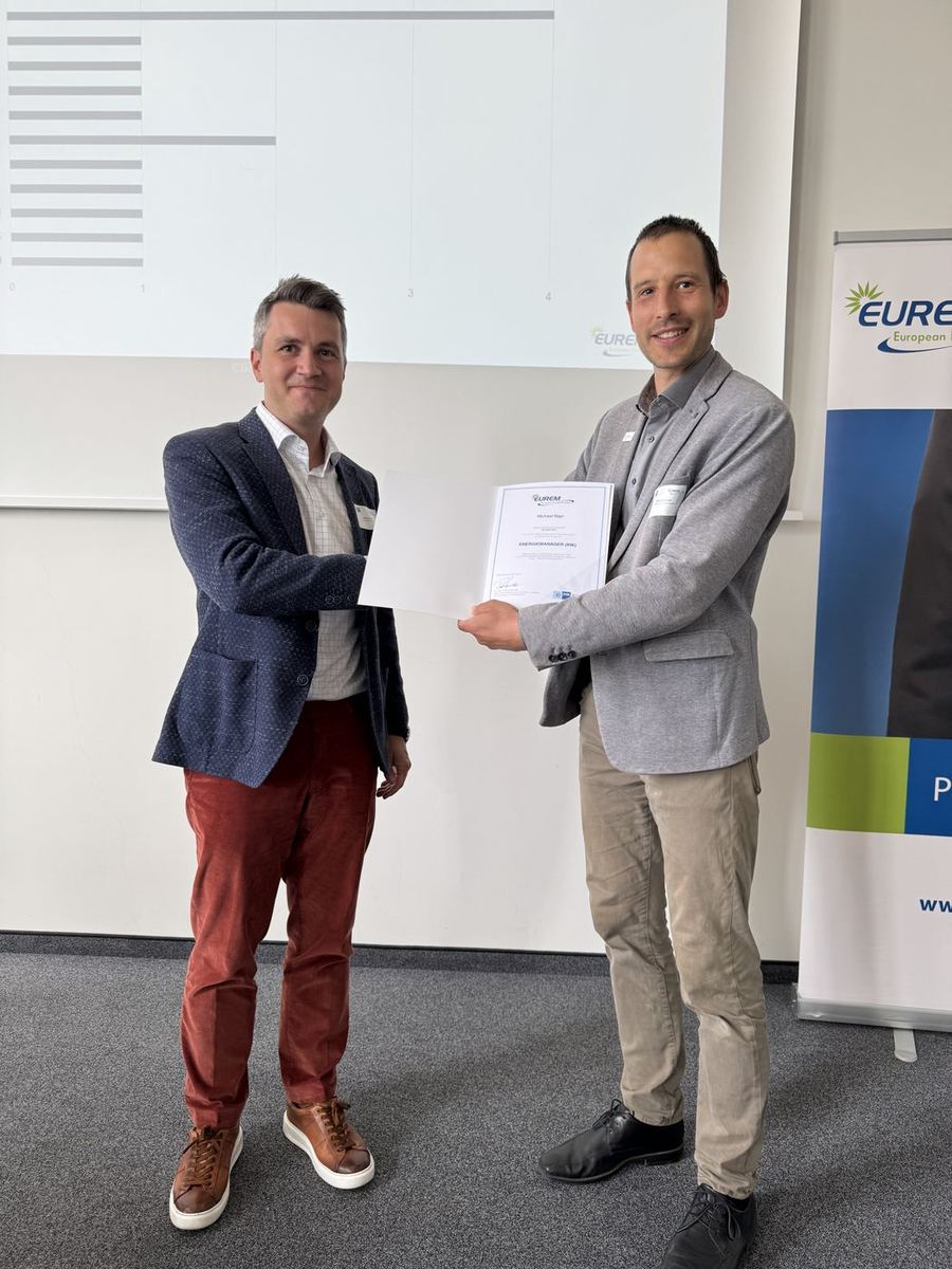 Übergabe des Zertifikats Energiemanager (IHK) an Michael Bayr