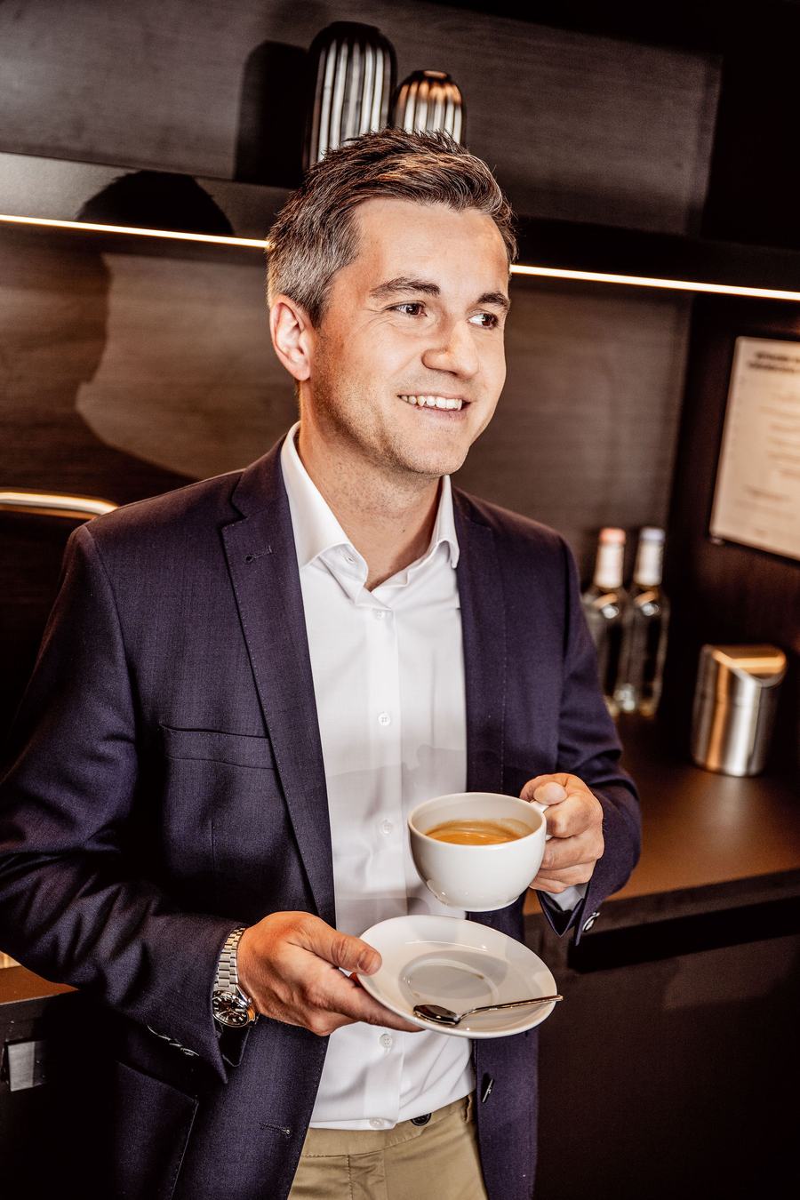 Michael Bayr mit einer Tasse Kaffee