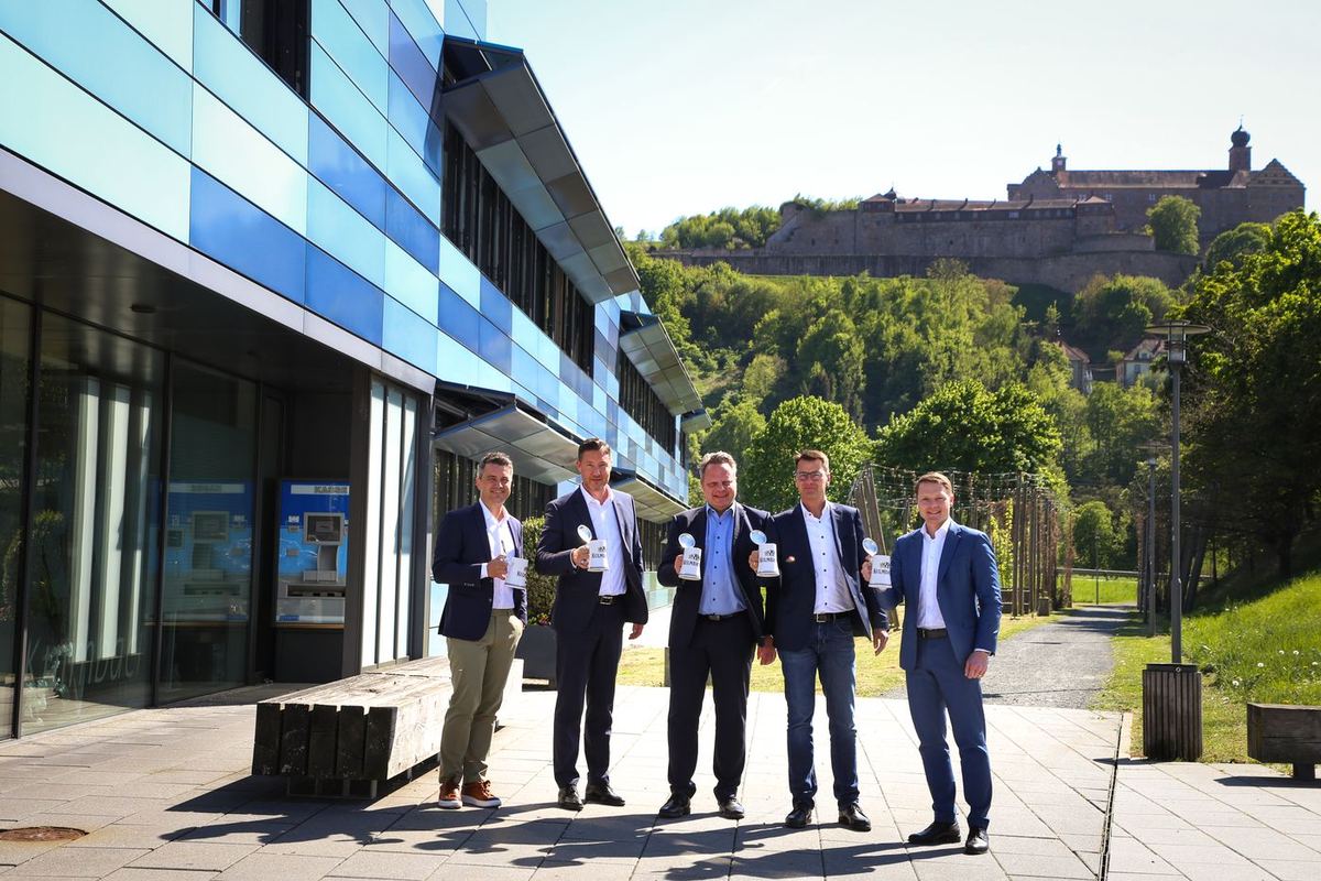 Michael Bayr mit dem Team der Kulmbacher Brauerei vor der Plassenburg