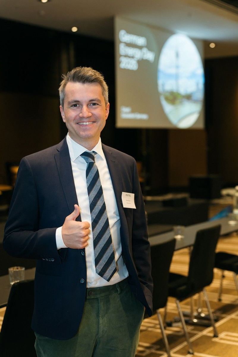 Michael Bayr beim German Energy Day, Daumen hoch